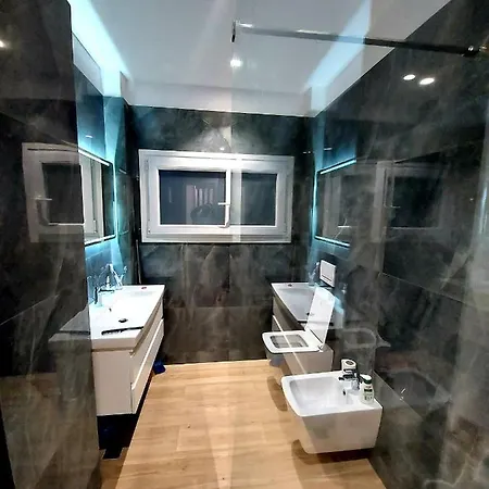 Luxurious Double Bedroom * Tiran